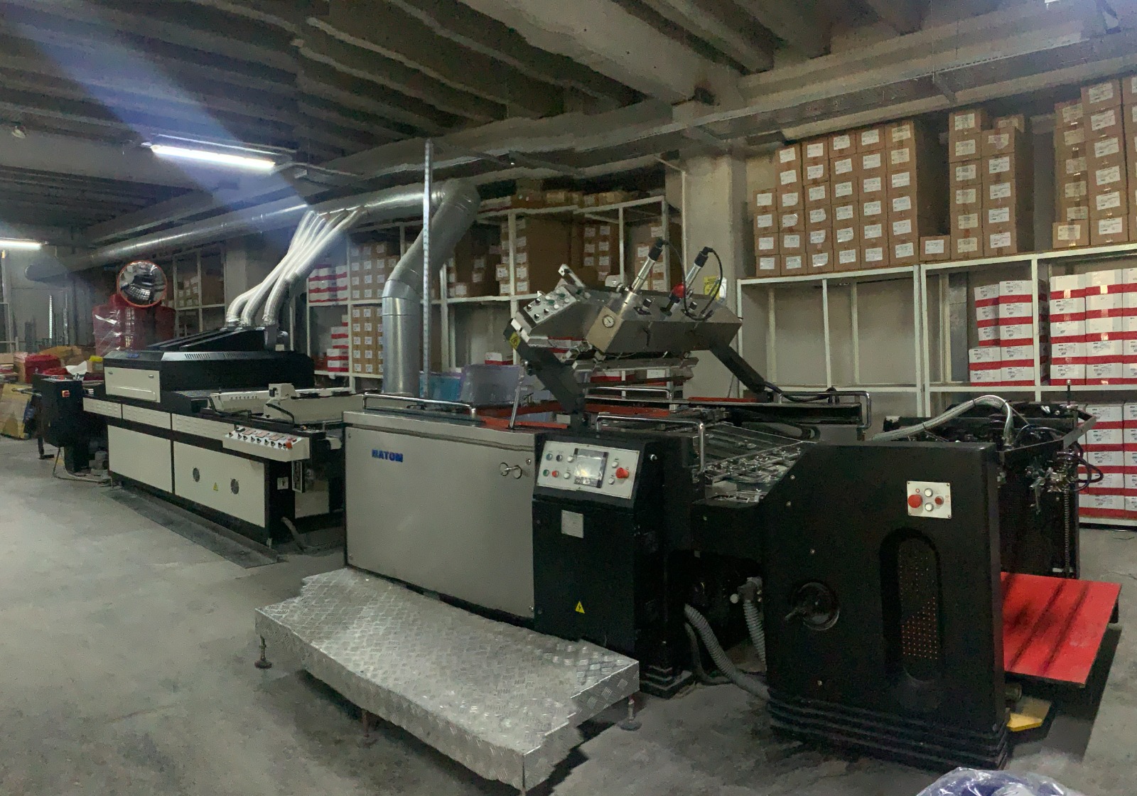 Jinbao Otomatik Elek Presi - Pozlama ve Açma Makinesi ile Tam Otomatik UV Kabartma ve Yerel Lak Makinesi